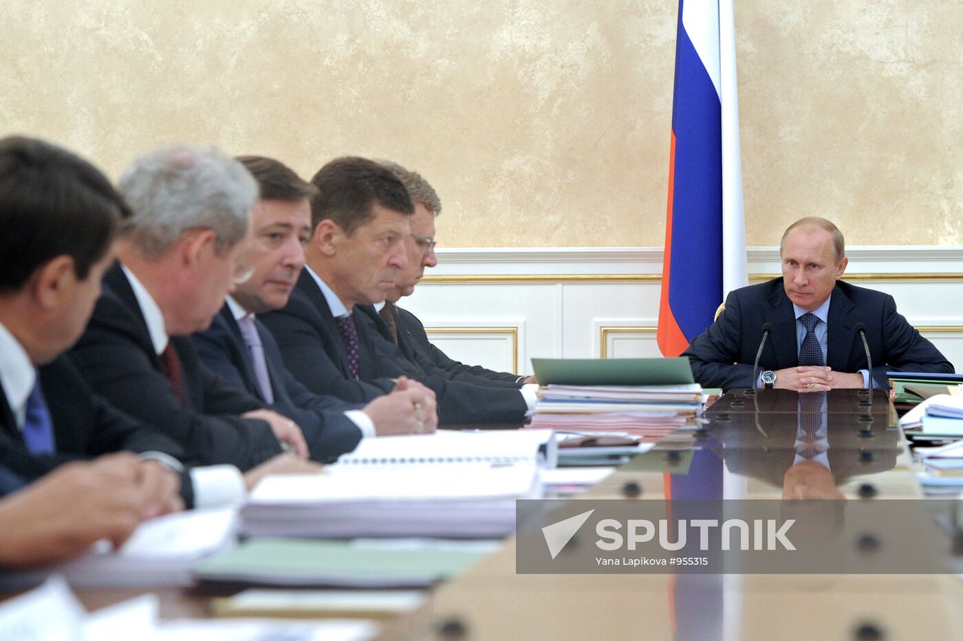 Vladimir Putin chairs meeting of government presidium