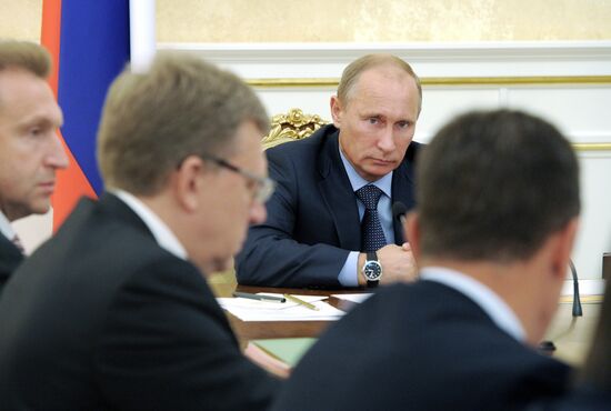 Vladimir Putin chairs meeting of government presidium