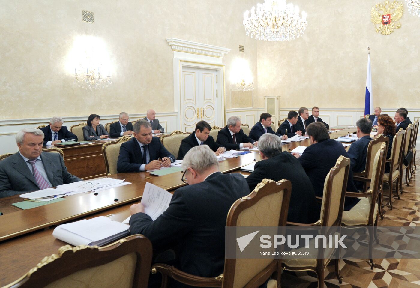 Vladimir Putin chairs meeting of government presidium