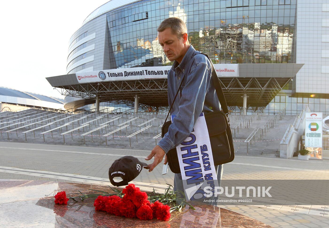 People of Minsk bring flowers and candles to Minsk-Arena