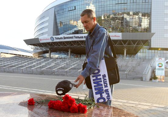 People of Minsk bring flowers and candles to Minsk-Arena