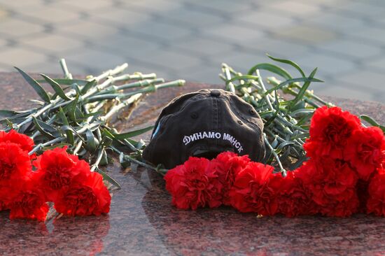 People of Minsk bring flowers and candles to Minsk-Arena