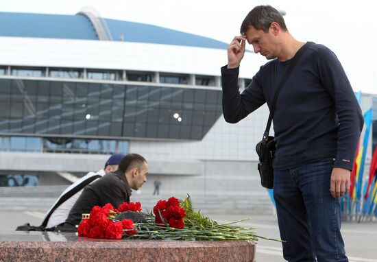 People of Minsk bring flowers and candles to Minsk-Arena