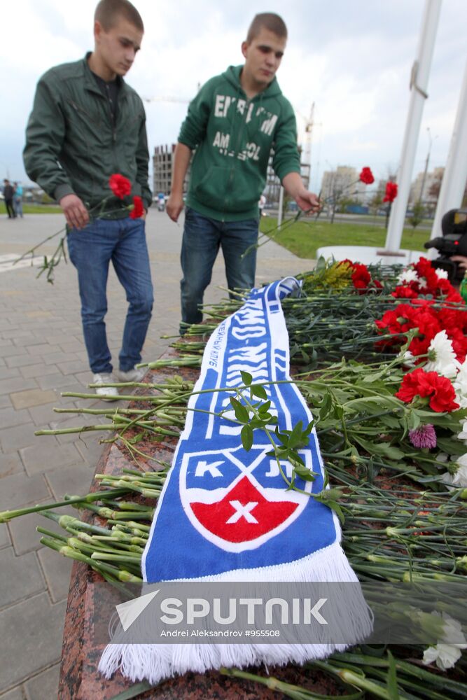 People of Minsk bring flowers and candles to Minsk-Arena