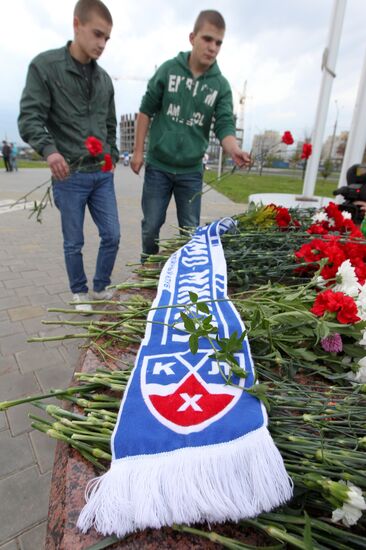 People of Minsk bring flowers and candles to Minsk-Arena