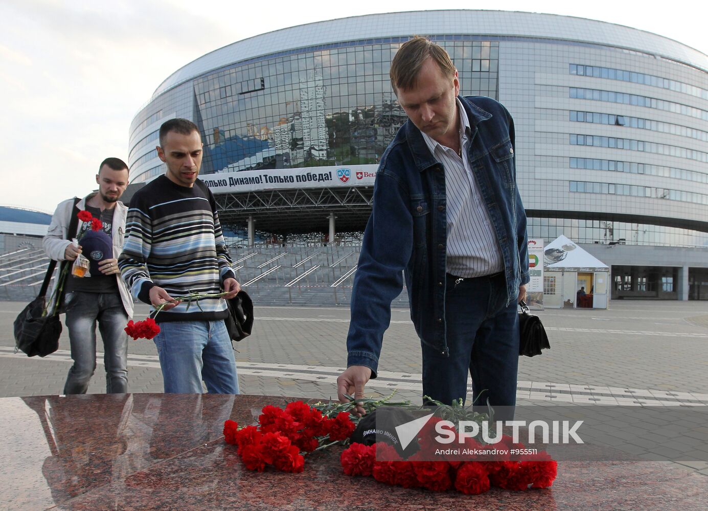 People of Minsk bring flowers and candles to Minsk-Arena