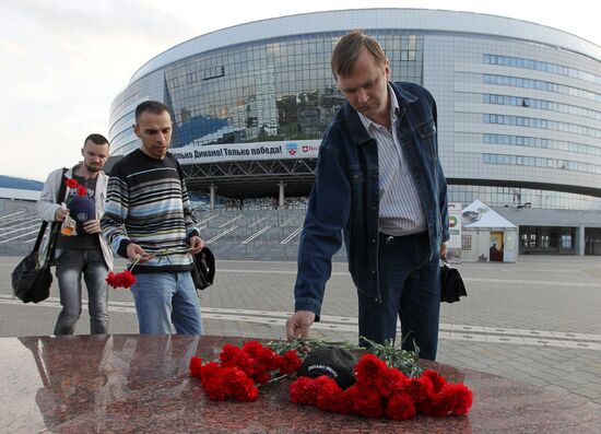 People of Minsk bring flowers and candles to Minsk-Arena