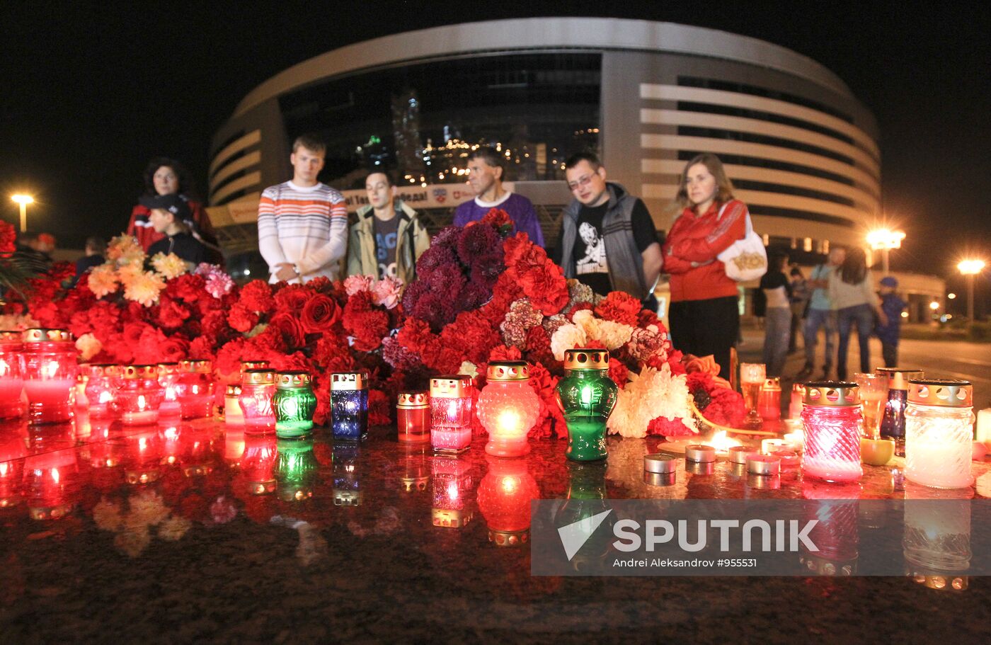 People of Minsk bring flowers and candles to Minsk-Arena
