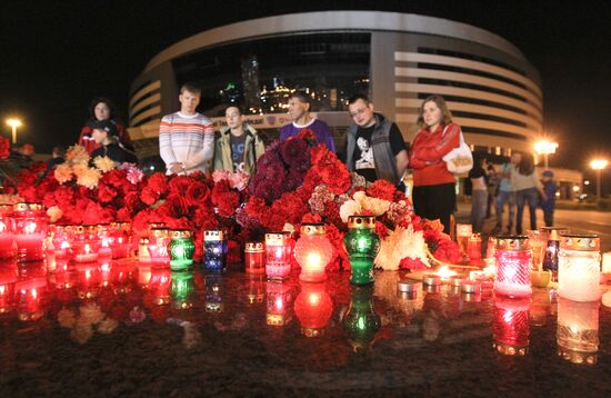 People of Minsk bring flowers and candles to Minsk-Arena