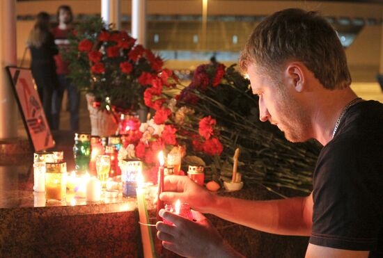 People of Minsk bring flowers and candles to Minsk-Arena