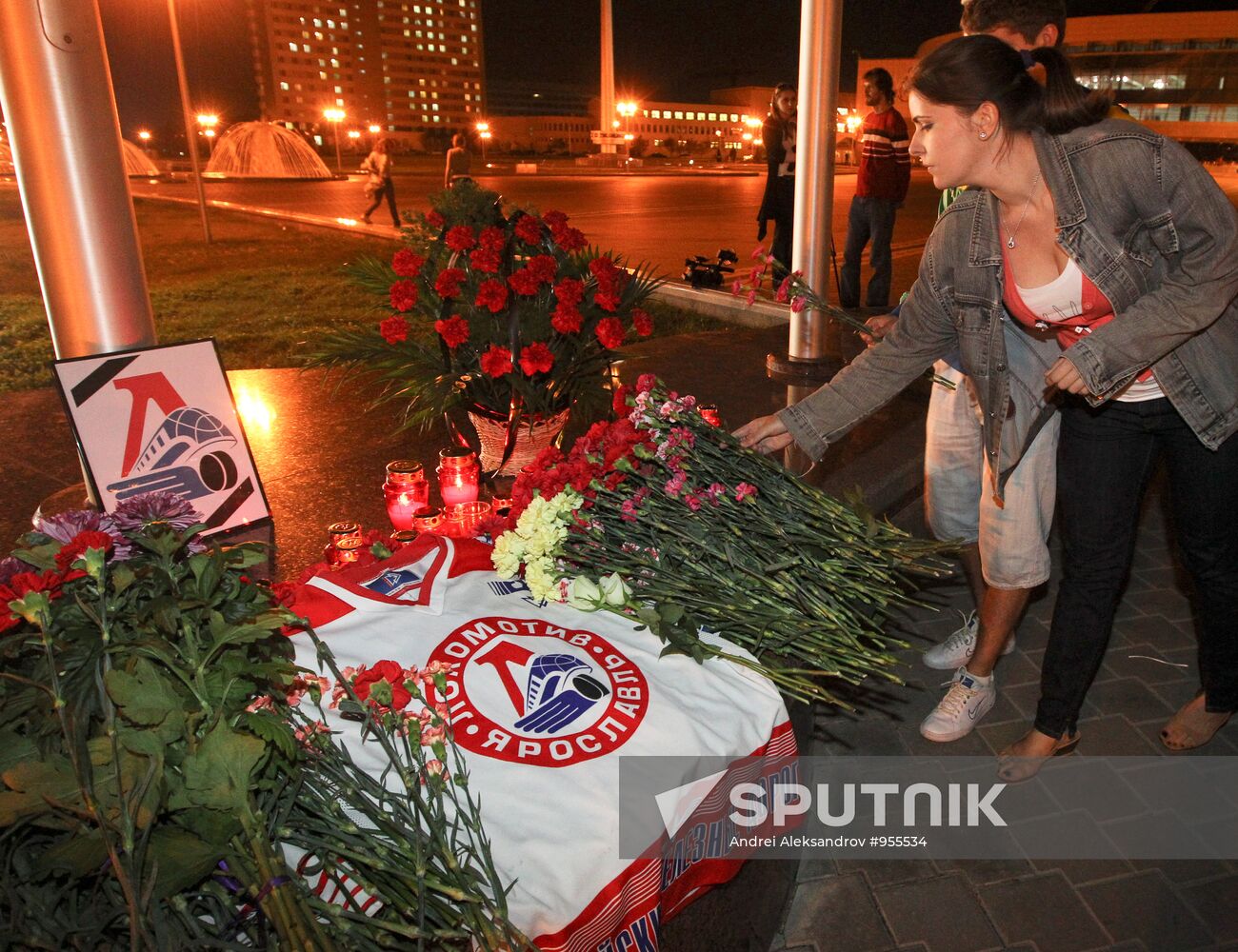 People of Minsk bring flowers and candles to Minsk-Arena