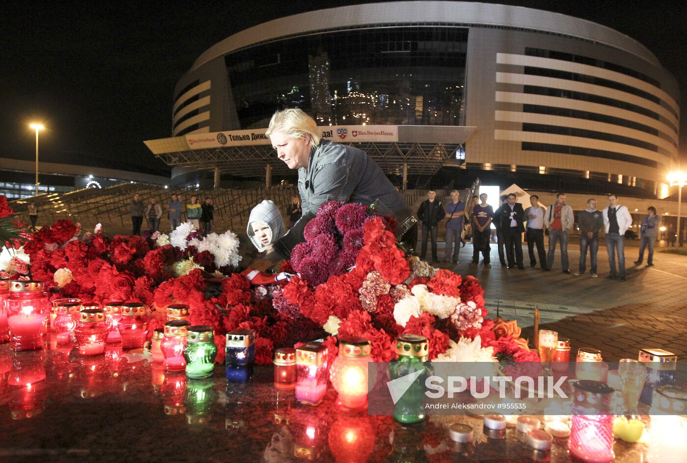 People of Minsk bring flowers and candles to Minsk-Arena