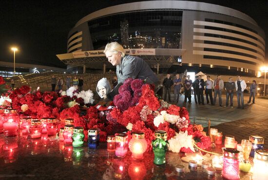 People of Minsk bring flowers and candles to Minsk-Arena