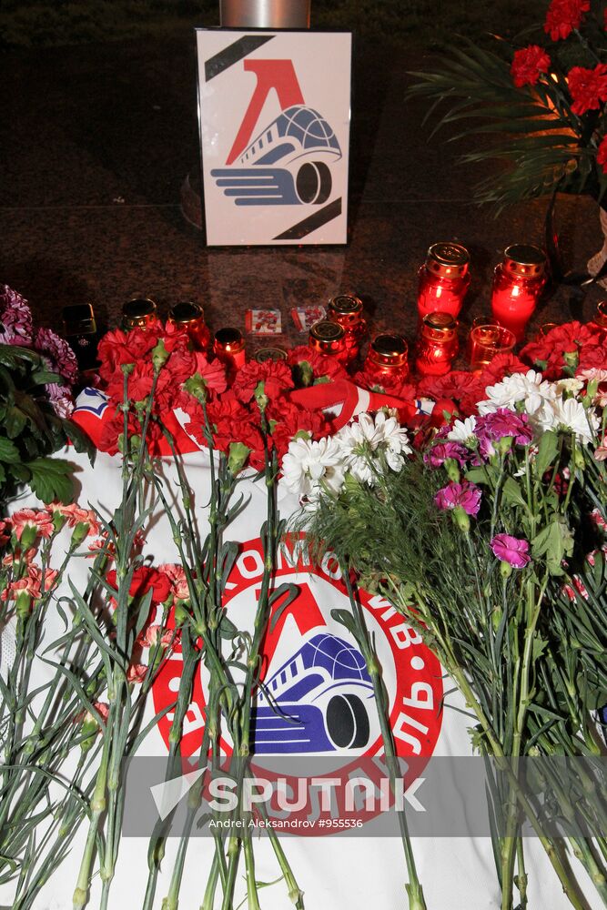 People of Minsk bring flowers and candles to Minsk-Arena