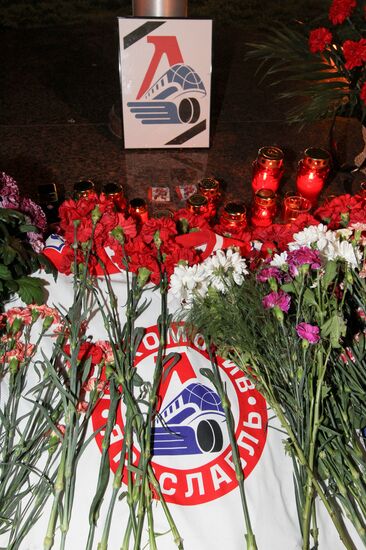 People of Minsk bring flowers and candles to Minsk-Arena