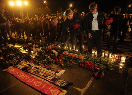 Yaroslavl residents remember dead hockey players