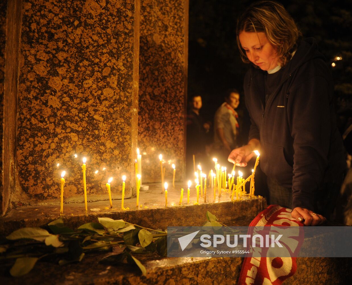 Yaroslavl residents march in memory of dead hockey players