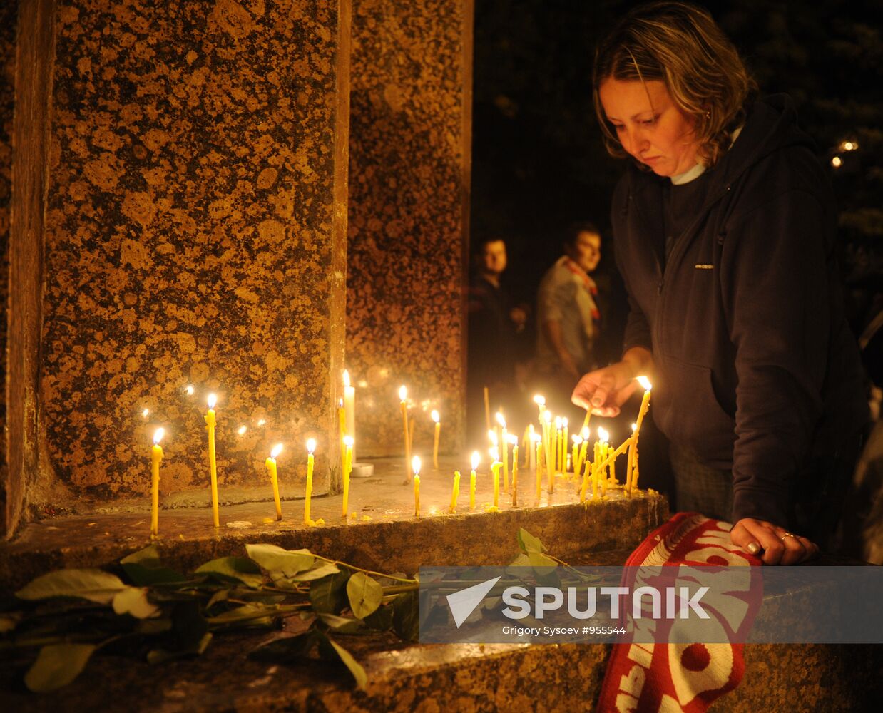 Yaroslavl residents march in memory of dead hockey players