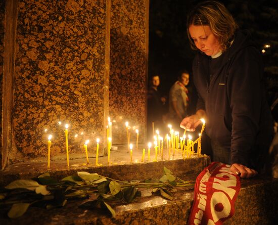 Yaroslavl residents march in memory of dead hockey players