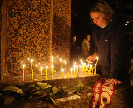Yaroslavl residents march in memory of dead hockey players