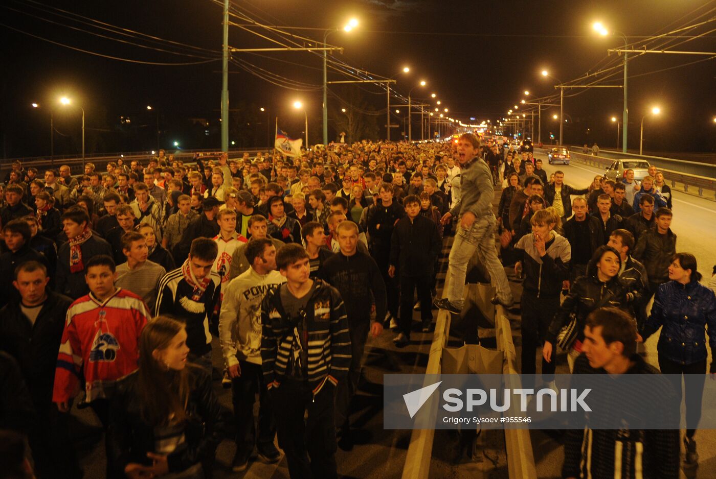 Yaroslavl residents march in memory of dead hockey players