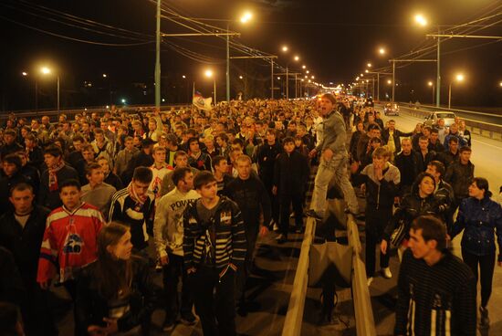 Yaroslavl residents march in memory of dead hockey players