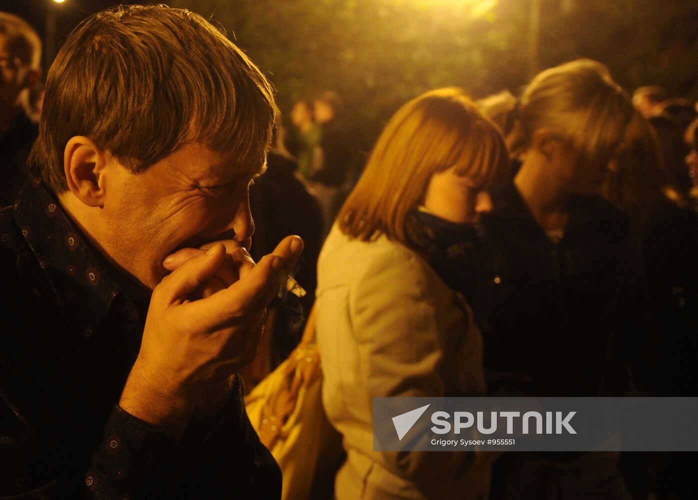 Yaroslavl residents march in memory of dead hockey players