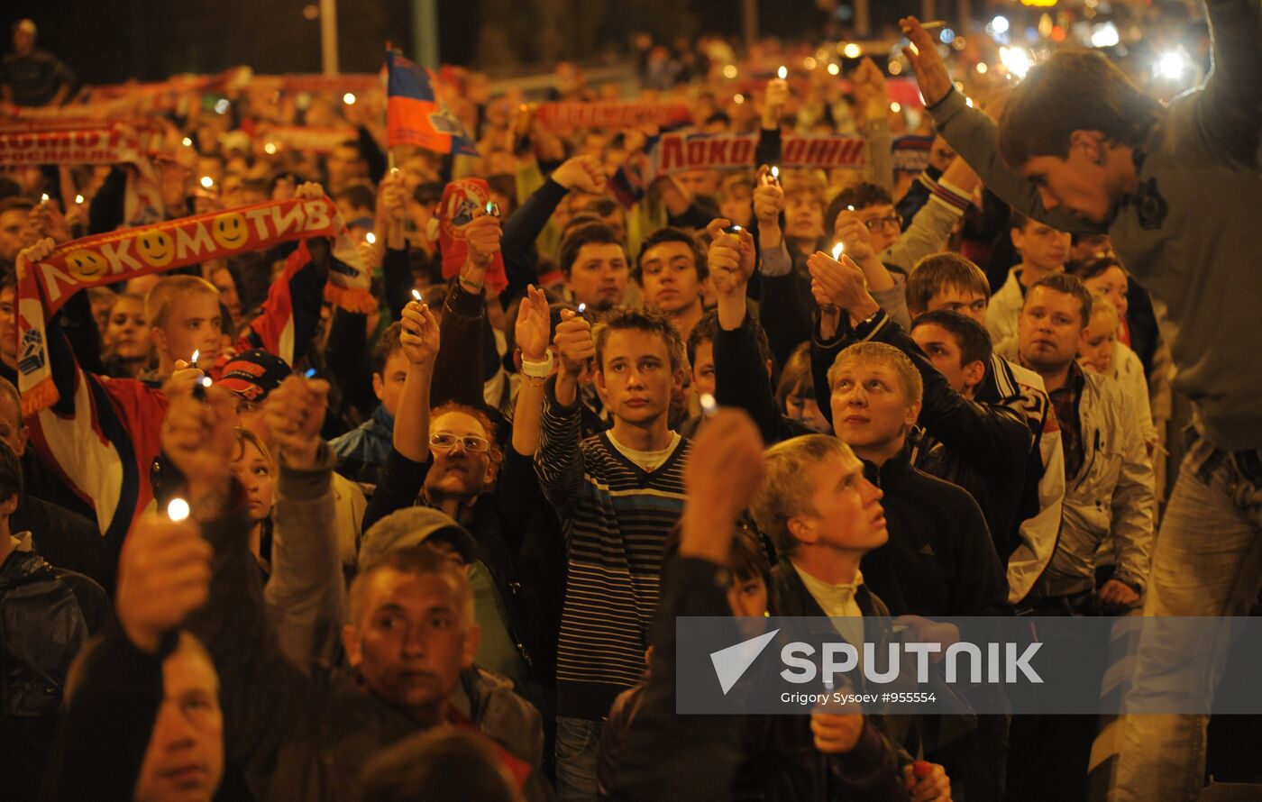 Yaroslavl residents march in memory of dead hockey players