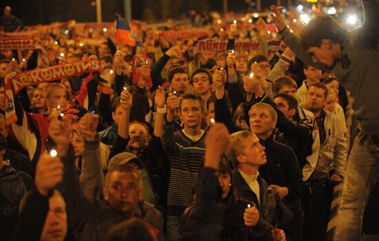 Yaroslavl residents march in memory of dead hockey players