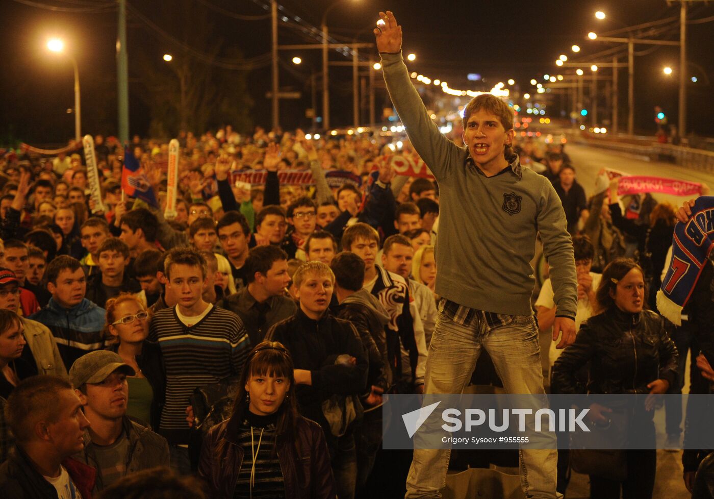 Yaroslavl residents march in memory of dead hockey players