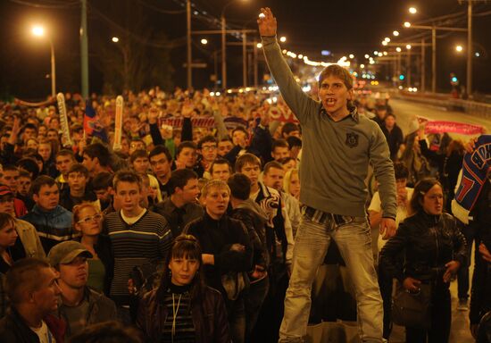 Yaroslavl residents march in memory of dead hockey players