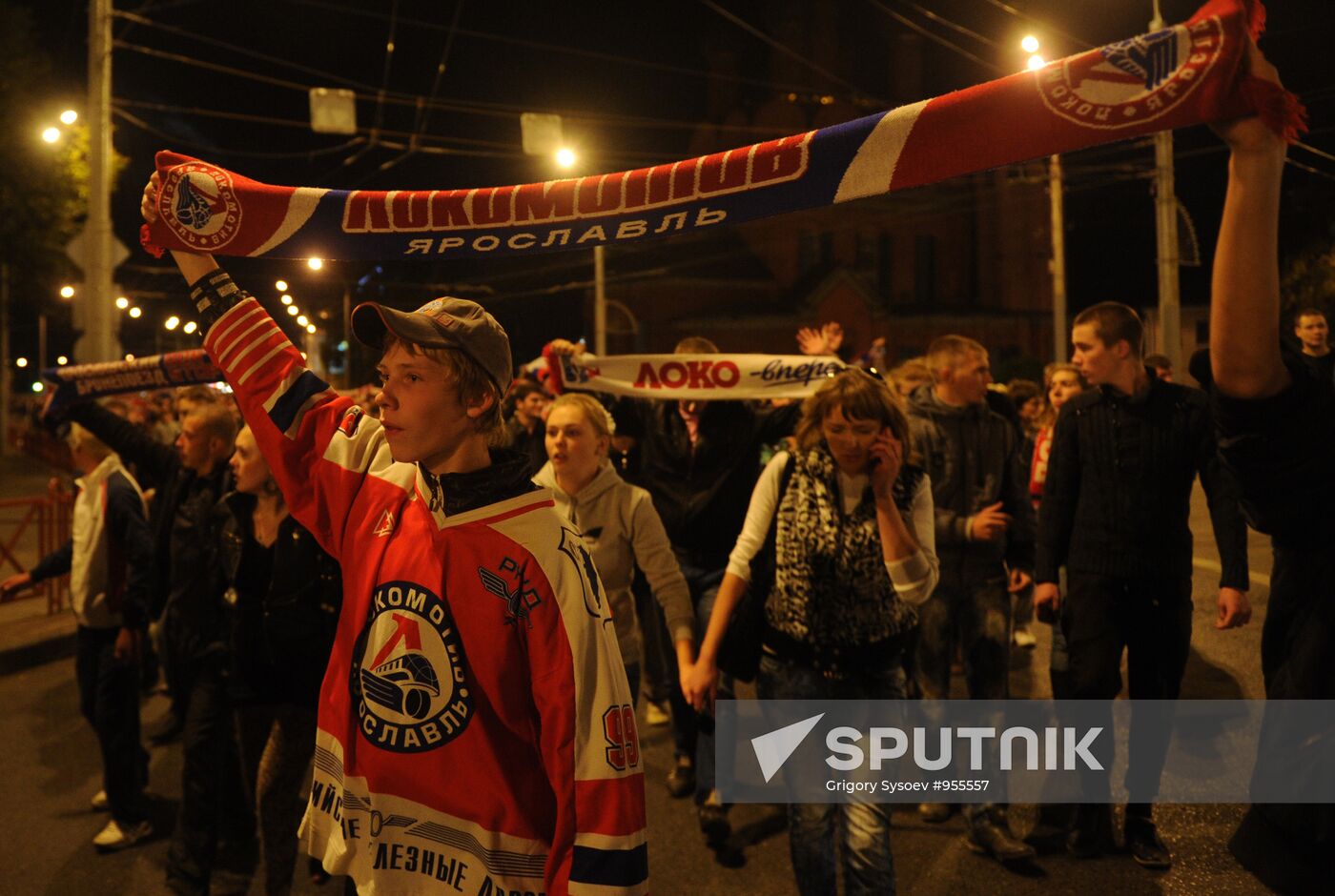 Yaroslavl residents march in memory of dead hockey players