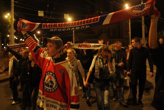 Yaroslavl residents march in memory of dead hockey players