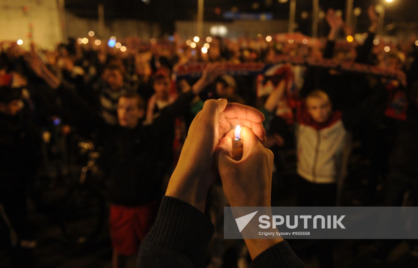 Yaroslavl residents march in memory of dead hockey players