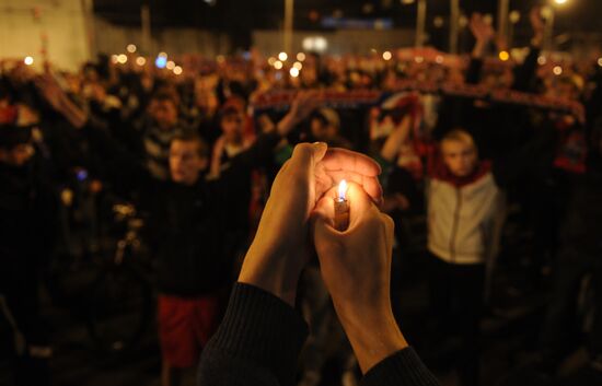 Yaroslavl residents march in memory of dead hockey players