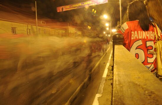 Yaroslavl residents march in memory of dead hockey players