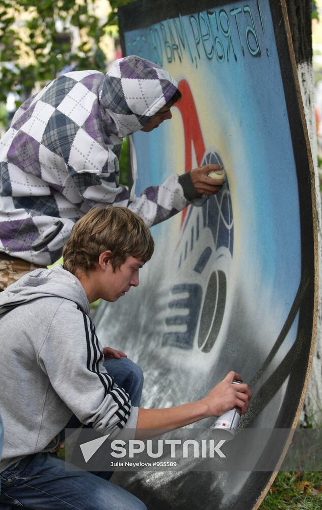 Graffiti with the Lokomotiv hockey club emblem