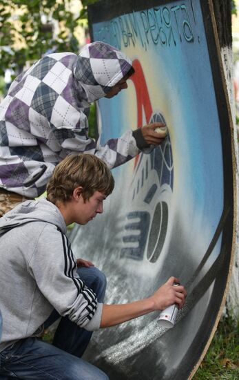 Graffiti with the Lokomotiv hockey club emblem