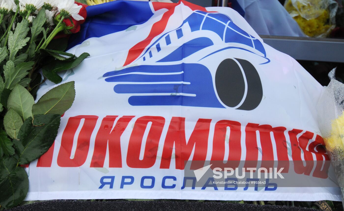 Flowers, candles to pay tribute to dead Lokomotiv hockey players