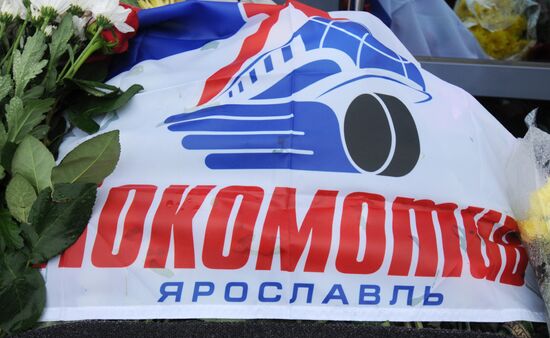Flowers, candles to pay tribute to dead Lokomotiv hockey players