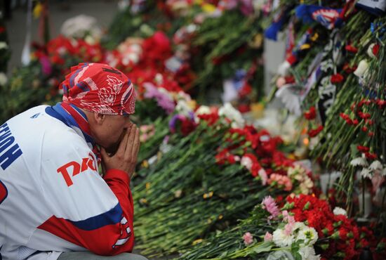 Flowers laid in memory of Lokomotiv hockey team players