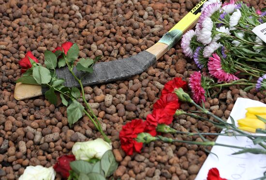 Flowers at Czech Embassy for dead Lokomotiv hockey players