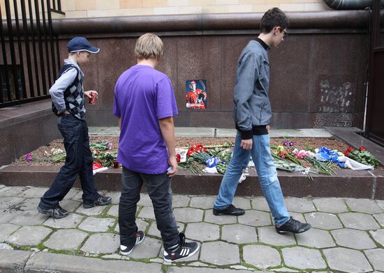 Flowers at Czech Embassy in memory of Lokomotiv hockey players