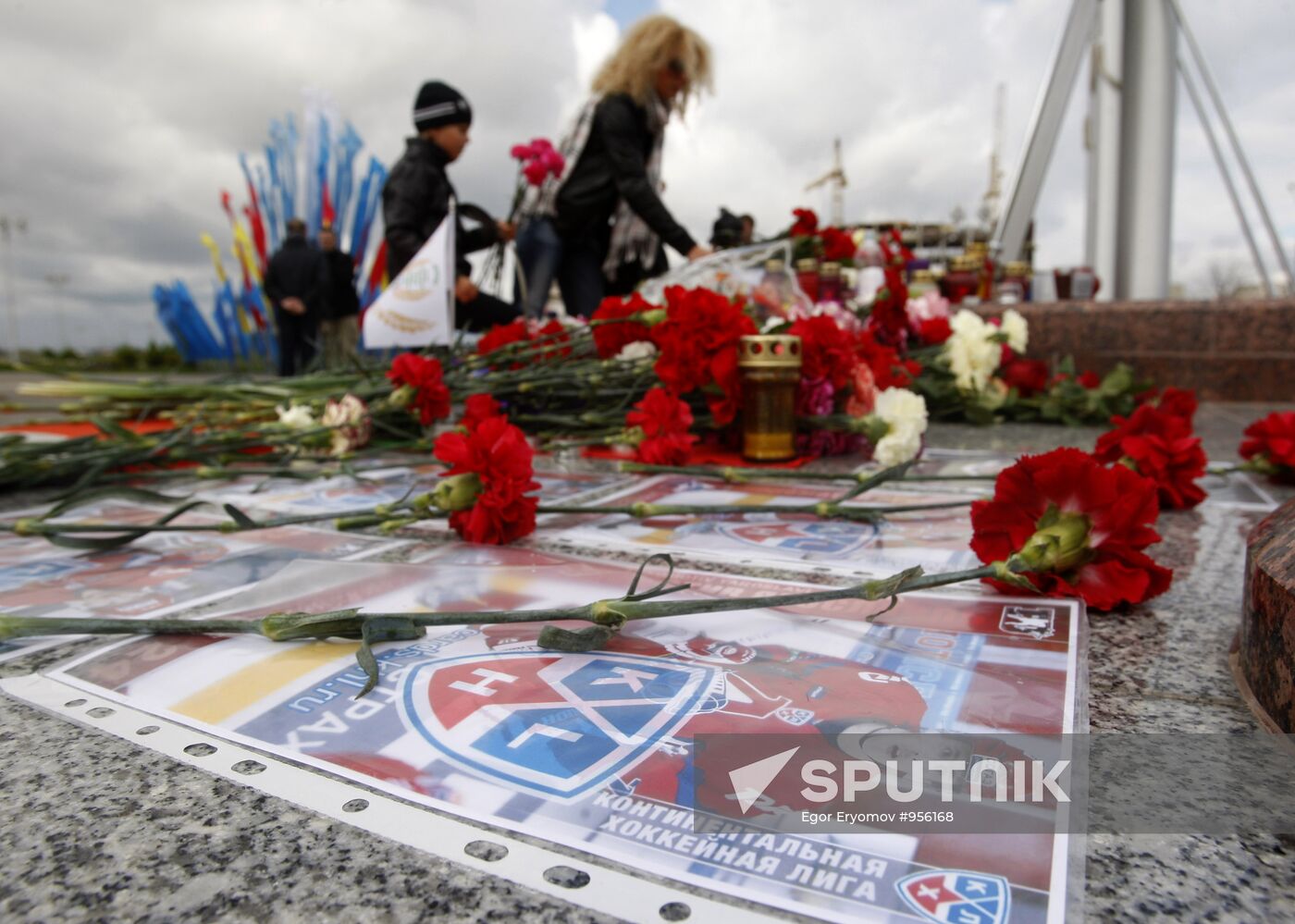 Flowers and candles to mourn Lokomotiv hockey players