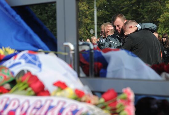 Flowers and candles to mourn Lokomotiv hockey players