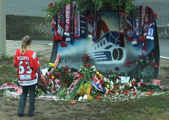 Flowers and candles in memory of dead Lokomotiv hockey players