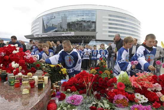 Residents of Minsk lay flowers and light candles at Minsk-Arena