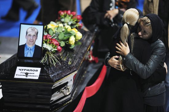 Last respects for Lokomotiv Yaroslavl hockey players