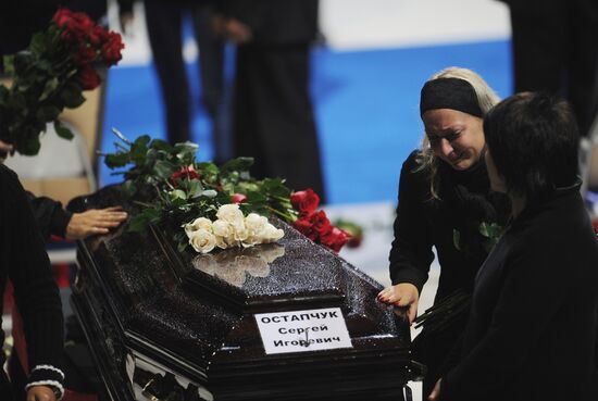 Last respects for Lokomotiv Yaroslavl hockey players