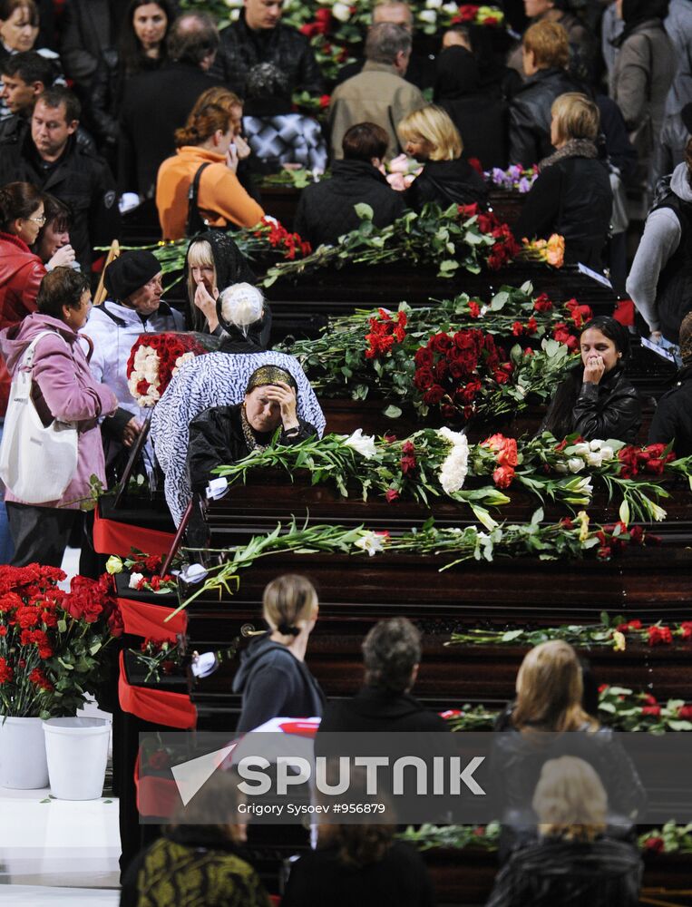 Last respects for Lokomotiv Yaroslavl hockey players